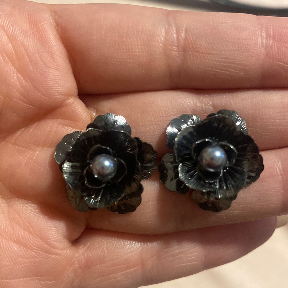 New. Flower stud earrings.